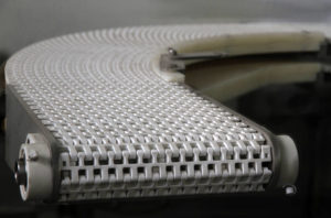 tapis a maille avec trajet en courbe
